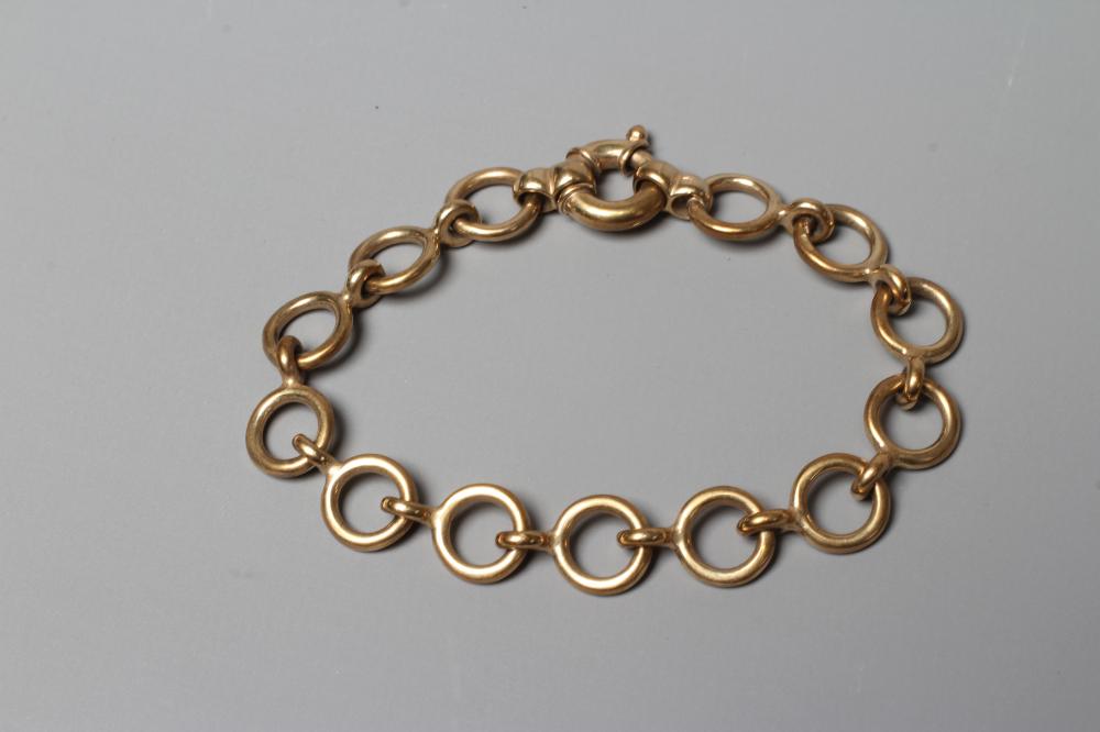 A CHAIN BRACELET stamped 375, the plain circular links with spring ring fastener, 21.2g Image