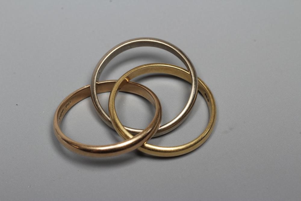 AN 18CT TRI-COLOUR GOLD RUSSIAN WEDDING RING, London 1989, sponsor OoH, 11.3g, size ) Image