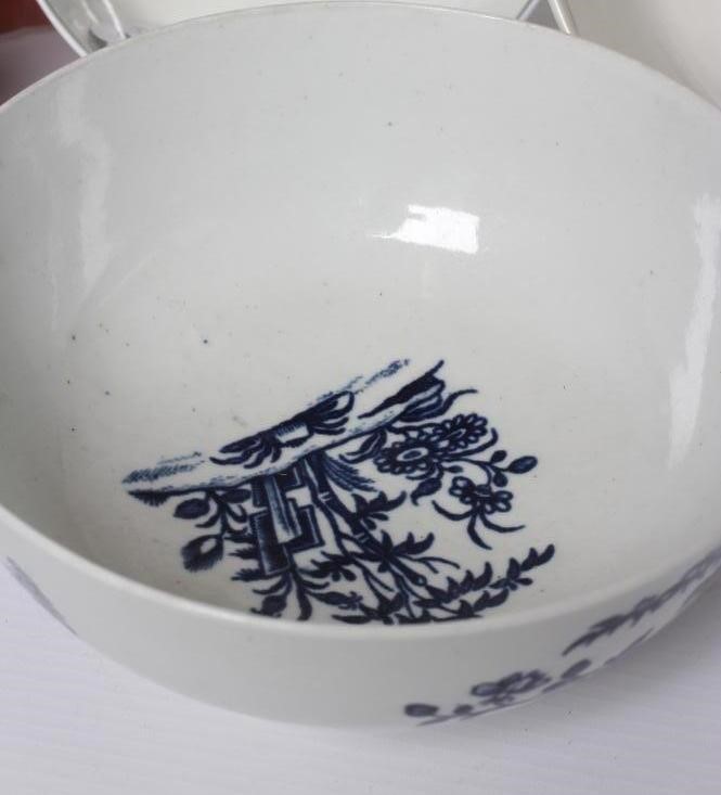 THREE WORCESTER PORCELAIN BOWLS Image