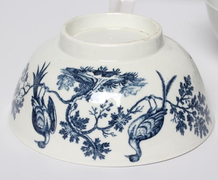 THREE WORCESTER PORCELAIN BOWLS Image