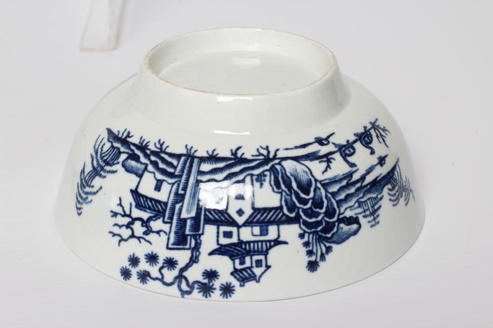 THREE WORCESTER PORCELAIN BOWLS Image