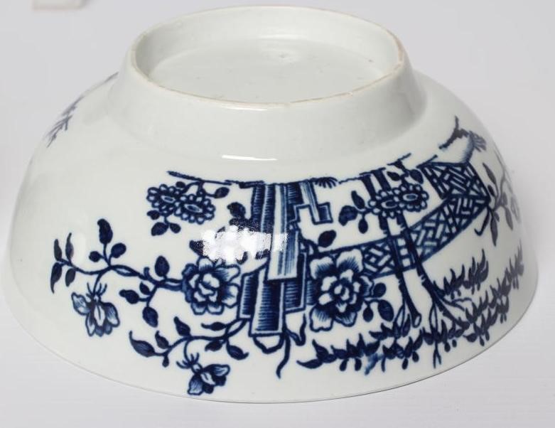 THREE WORCESTER PORCELAIN BOWLS Image