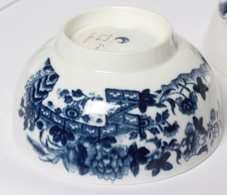 THREE WORCESTER PORCELAIN BOWLS Image