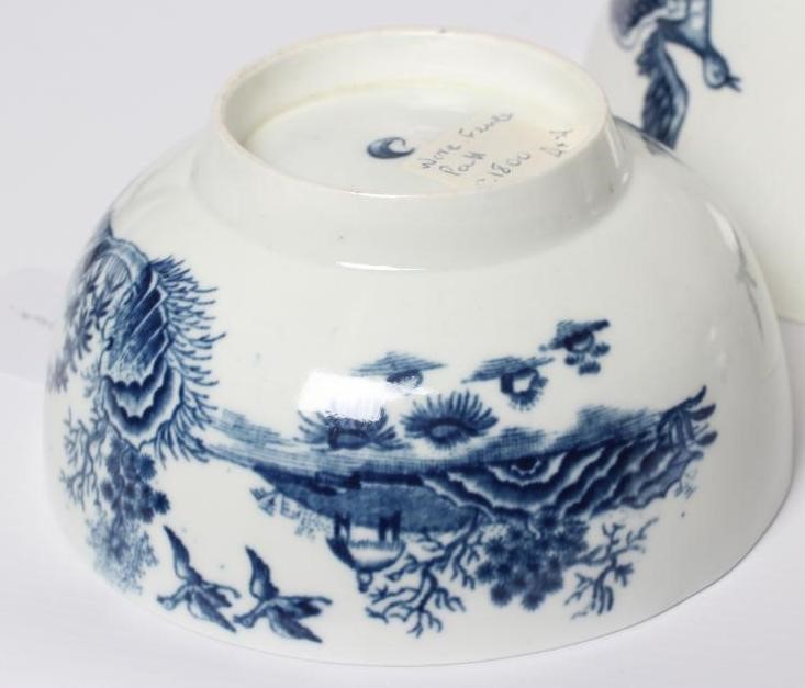 THREE WORCESTER PORCELAIN BOWLS Image