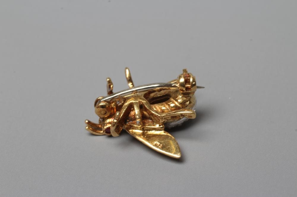 AN 18CT GOLD NOVELTY INSECT BROOCH set with two facet cut ruby eyes and with pave set diamonds to Image