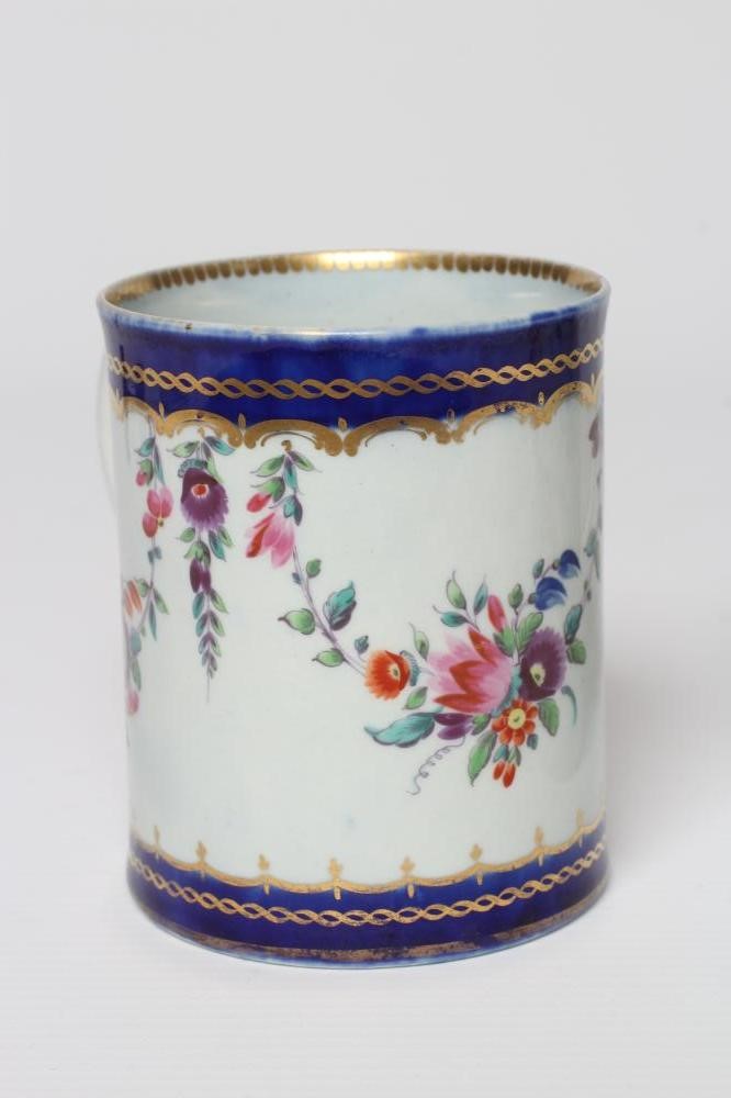 A WORCESTER PORCELAIN SMALL MUG Image