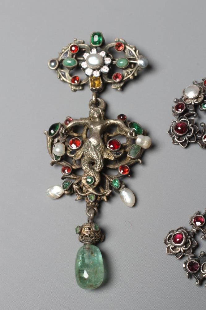 A MULTI-GEM BROOCH Image