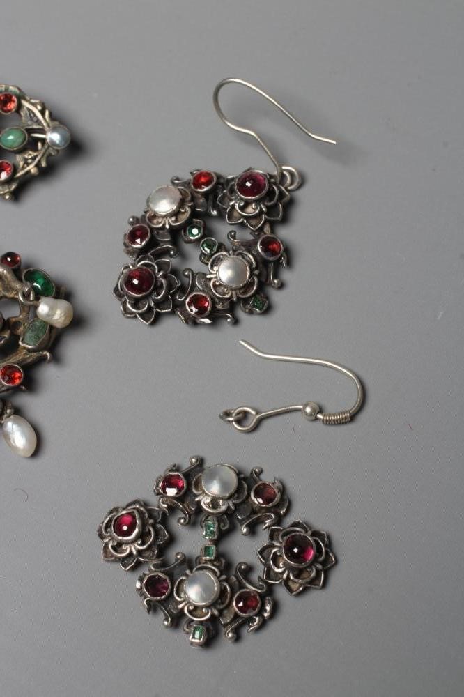 A MULTI-GEM BROOCH Image