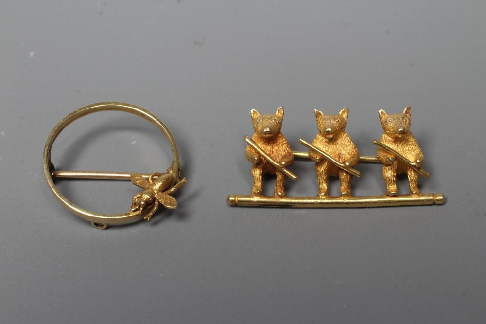 AN EDWARDIAN NOVELTY INSECT BROOCH cast as a small winged insect on a plain circlet Image