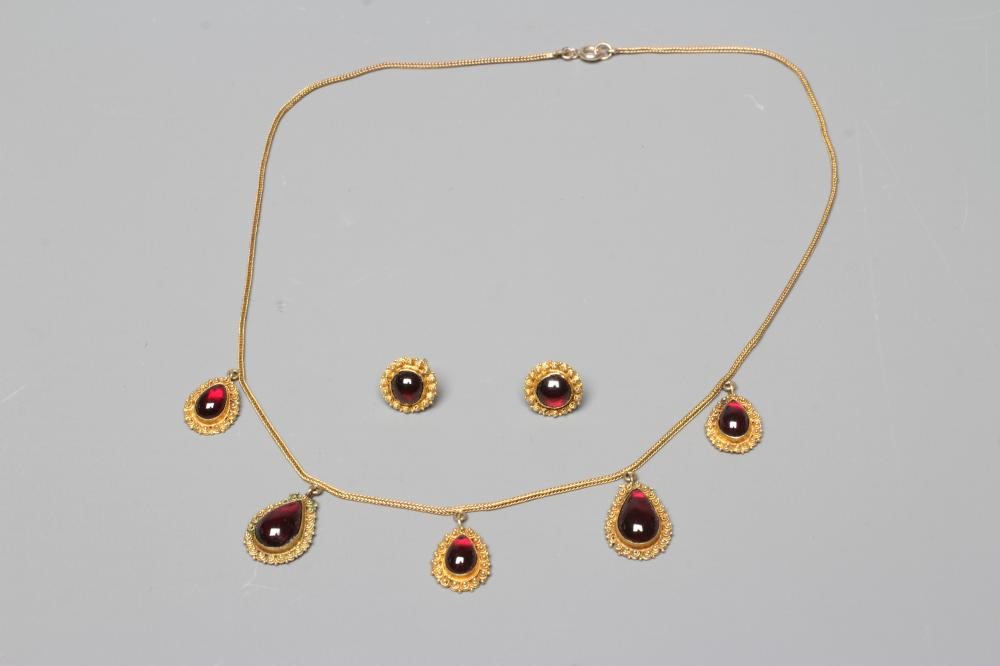 A VICTORIAN GARNET NECKLACE Image