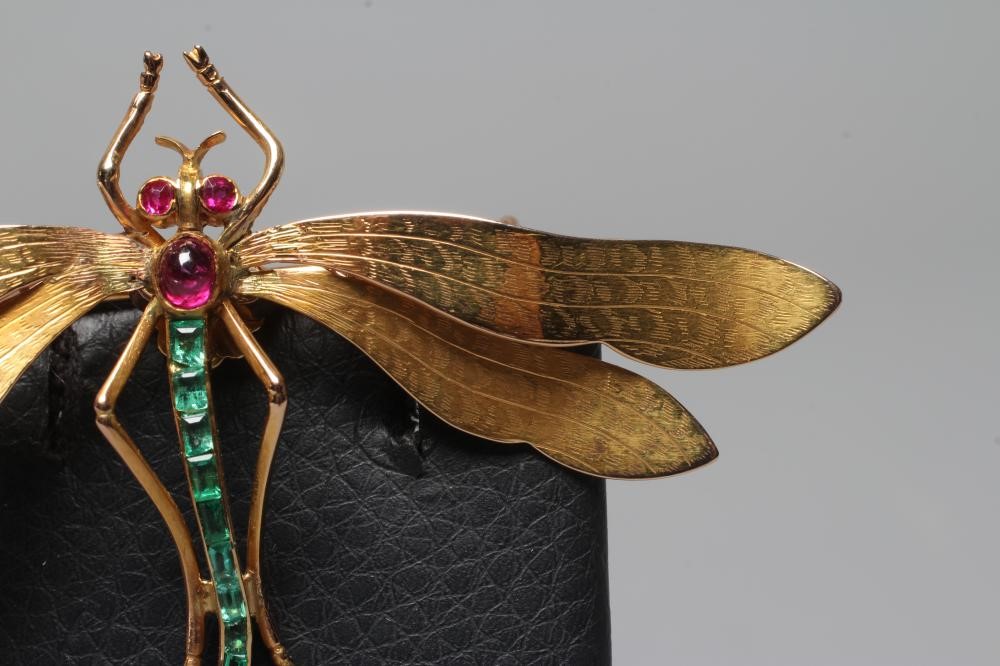 A DRAGONFLY BROOCH with engraved wings Image