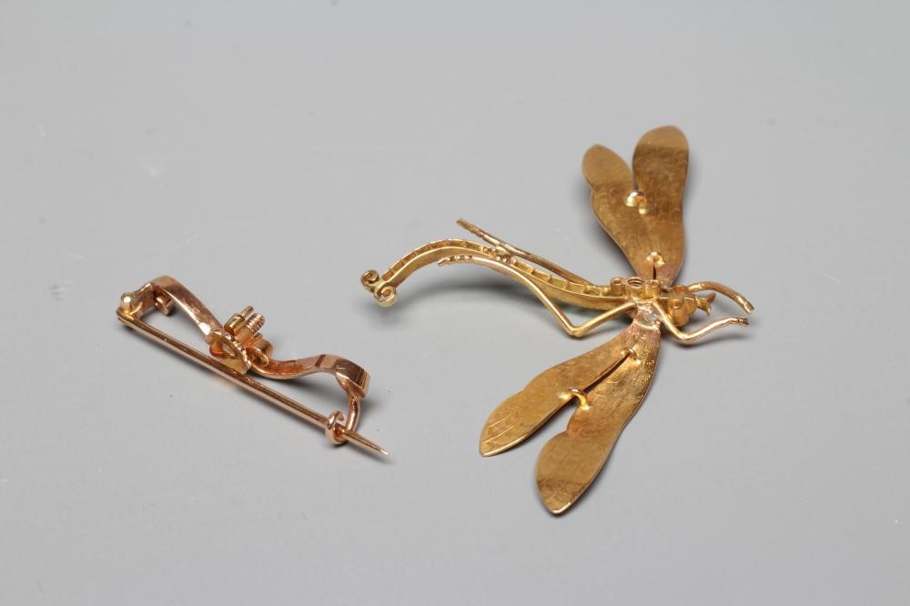 A DRAGONFLY BROOCH with engraved wings Image