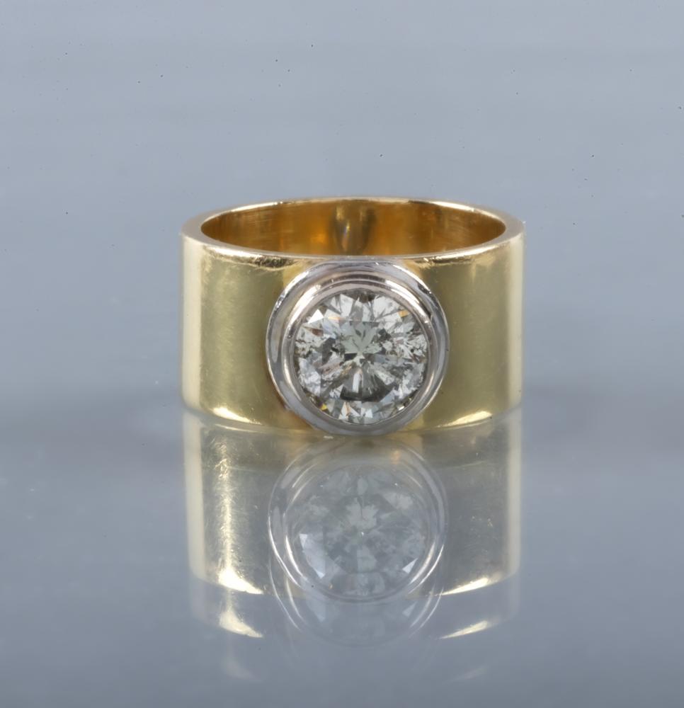 A SOLITAIRE DIAMOND RING Image