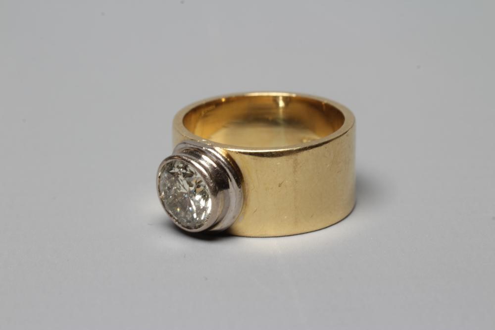 A SOLITAIRE DIAMOND RING Image