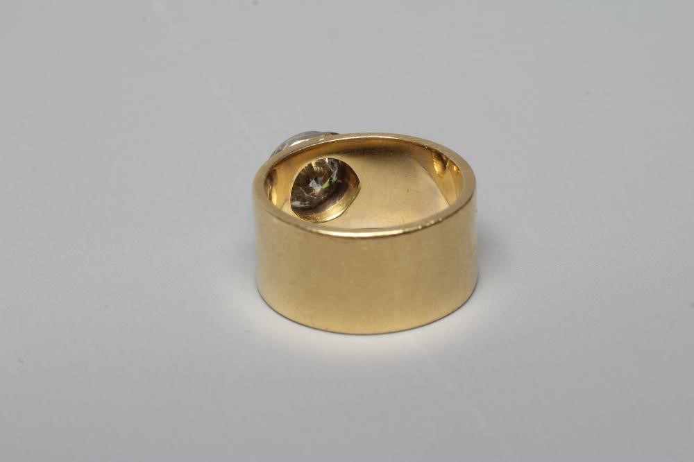 A SOLITAIRE DIAMOND RING Image