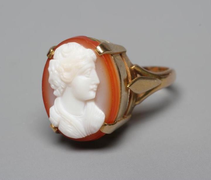 A BANDED AGATE CAMEO RING Image