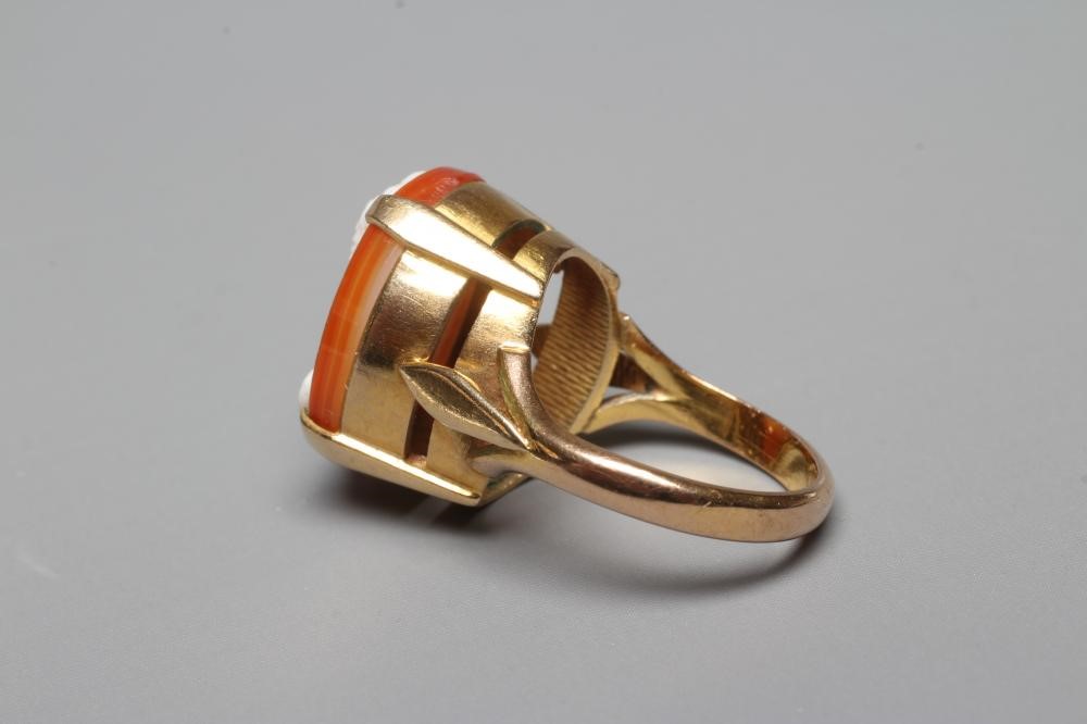 A BANDED AGATE CAMEO RING Image