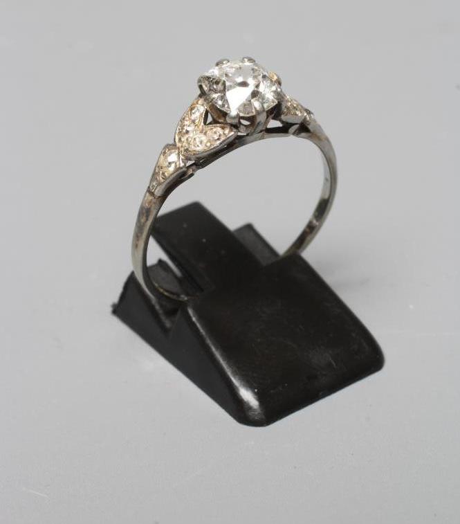 A DIAMOND SOLITAIRE RING Image