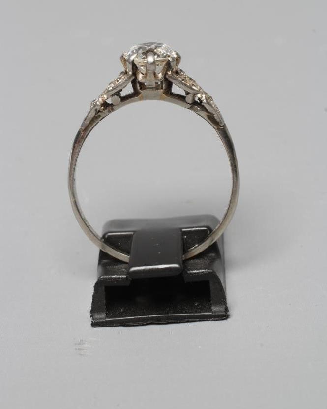 A DIAMOND SOLITAIRE RING Image
