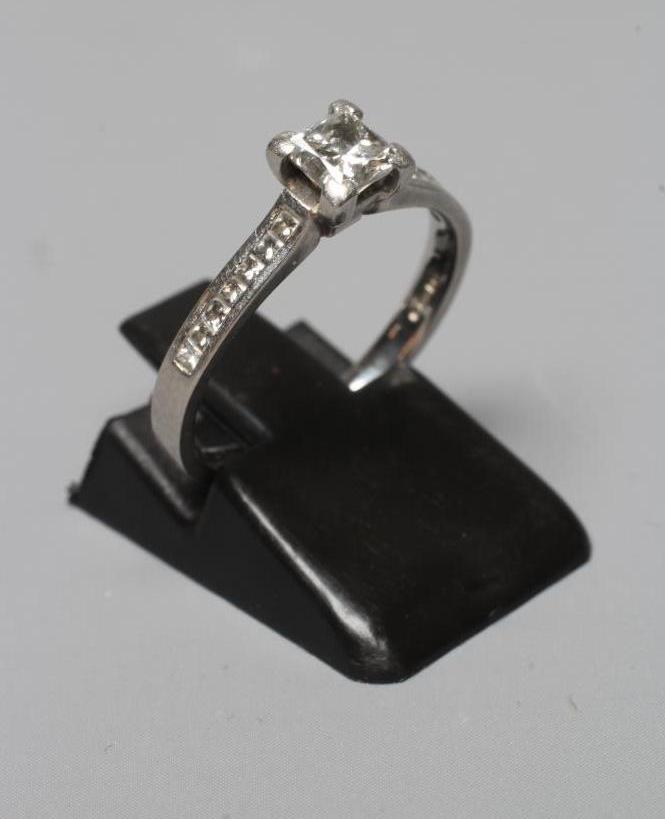 A SOLITAIRE DIAMOND RING Image