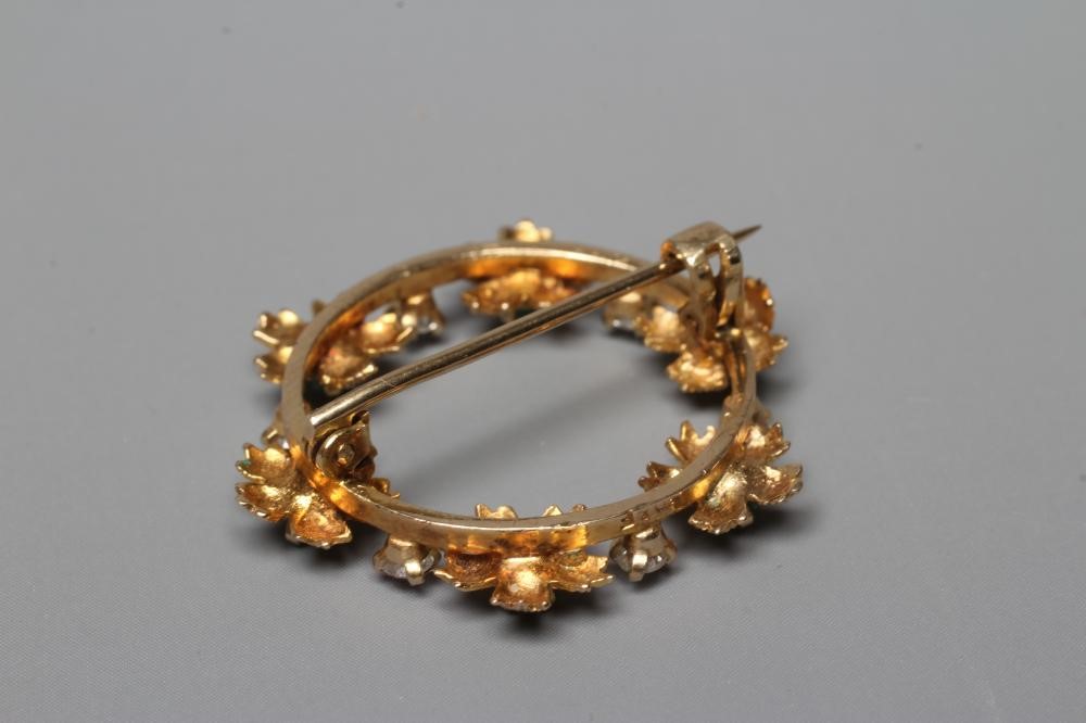 AN EMERALD AND DIAMOND WREATH BROOCH Image