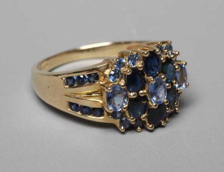 A TANZANITE AND SAPPHIRE CLUSTER RING Image