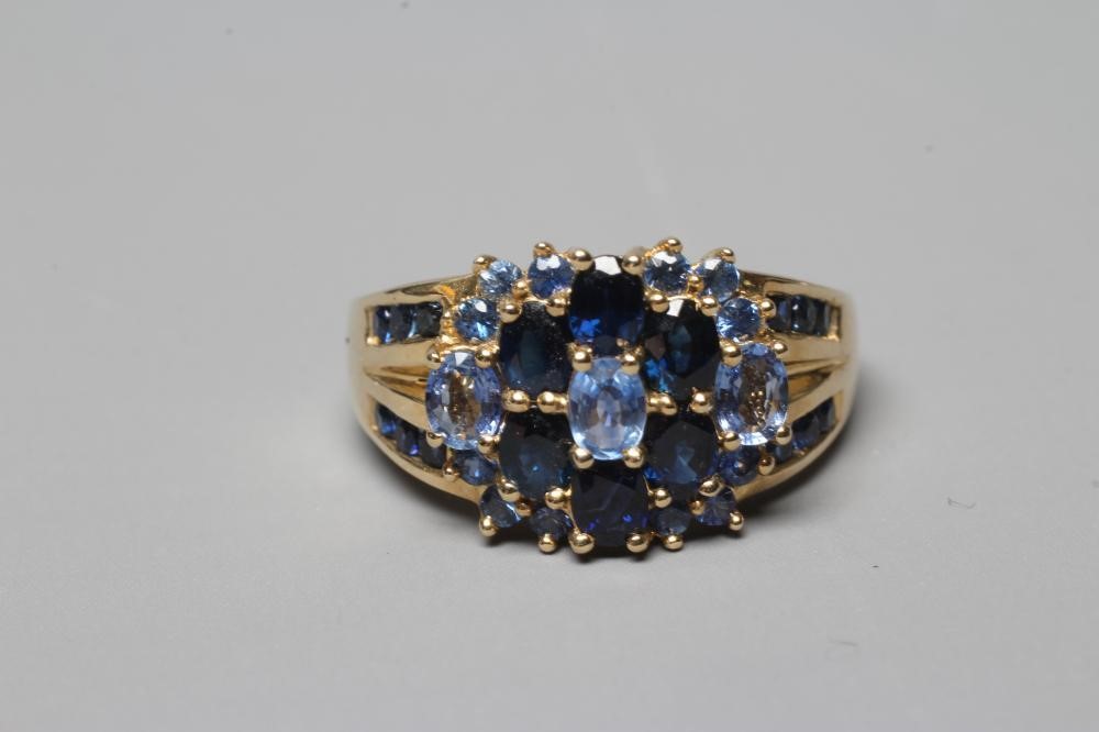 A TANZANITE AND SAPPHIRE CLUSTER RING Image