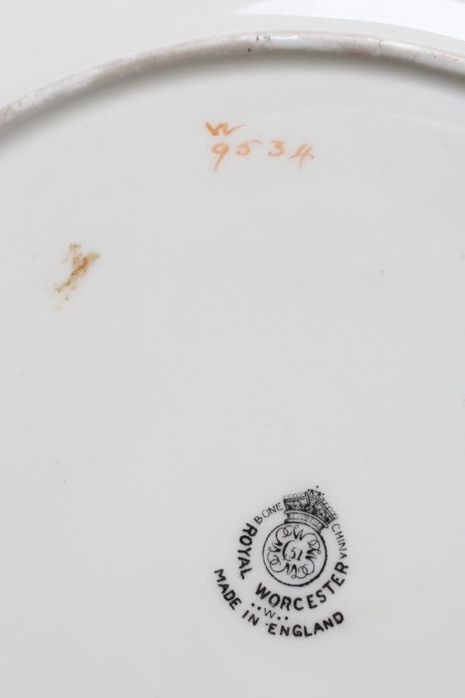 A ROYAL WORCESTER CHINA CABINET PLATE Image