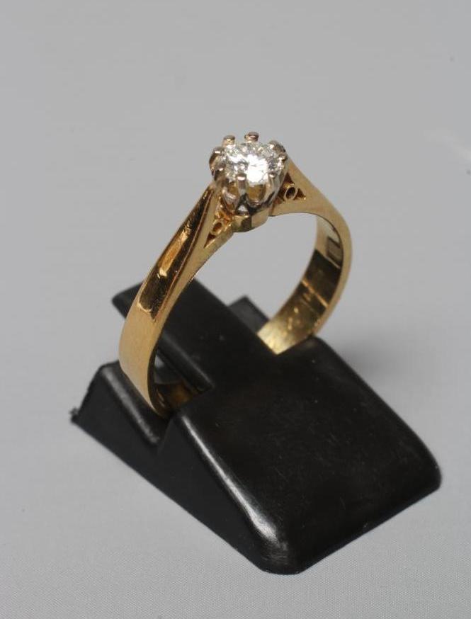 A SOLITAIRE DIAMOND RING, the brilliant cut stone claw set to a plain 18ct gold shank, London 1976, Image