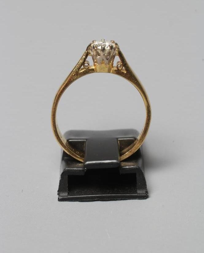 A SOLITAIRE DIAMOND RING, the brilliant cut stone claw set to a plain 18ct gold shank, London 1976, Image