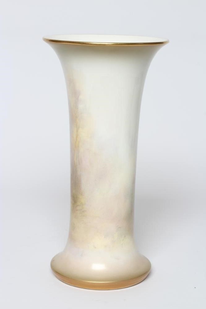 A ROYAL WORCESTER CHINA VASE Image