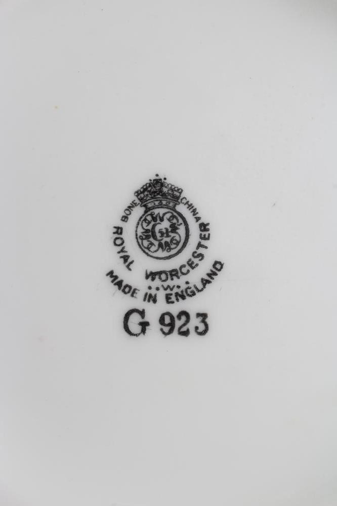 A ROYAL WORCESTER CHINA VASE Image