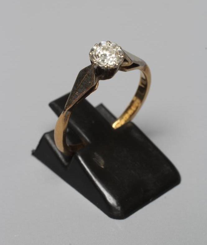 A SOLITAIRE DIAMOND RING Image