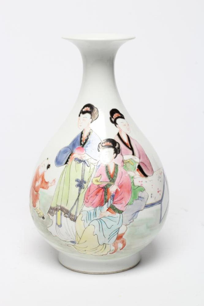 A CHINESE PORCELAIN VASE of baluster form Image