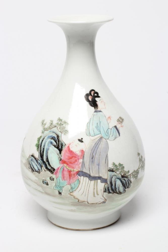 A CHINESE PORCELAIN VASE of baluster form Image