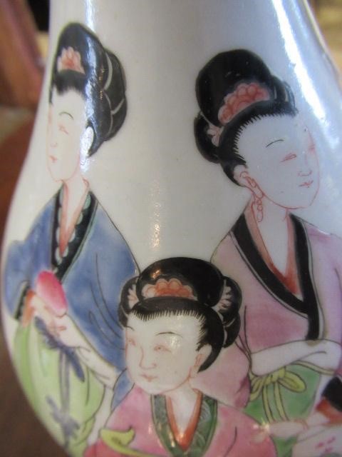 A CHINESE PORCELAIN VASE of baluster form Image