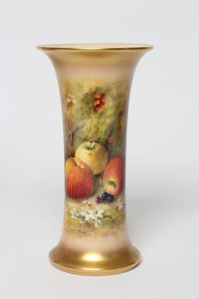 A ROYAL WORCESTER CHINA VASE Image