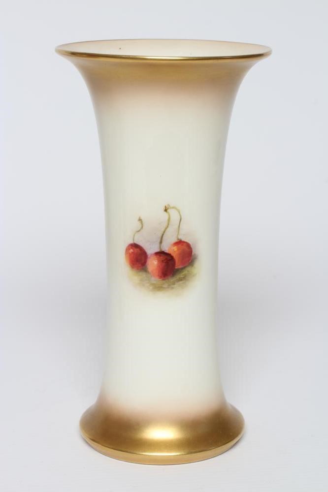 A ROYAL WORCESTER CHINA VASE Image