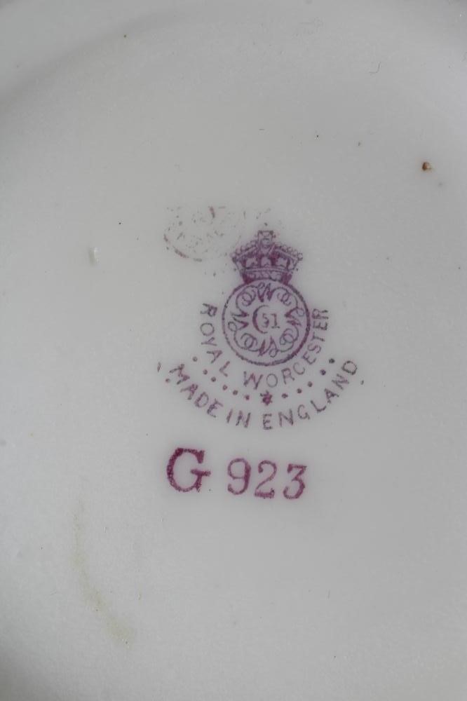 A ROYAL WORCESTER CHINA VASE Image