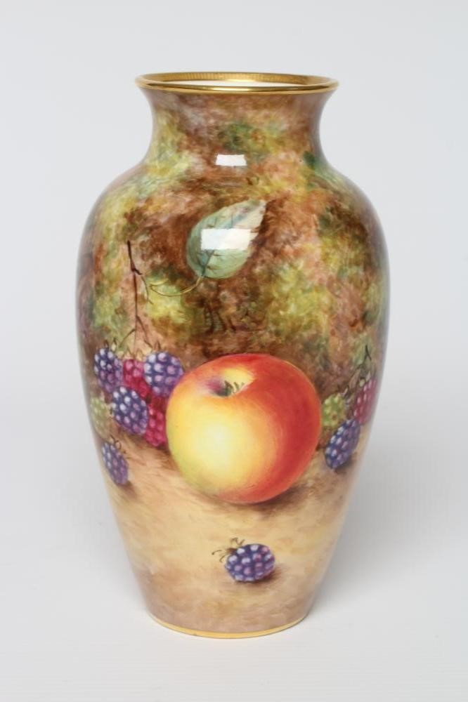 A ROYAL WORCESTER CHINA VASE Image