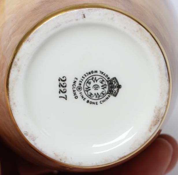 A ROYAL WORCESTER CHINA VASE Image