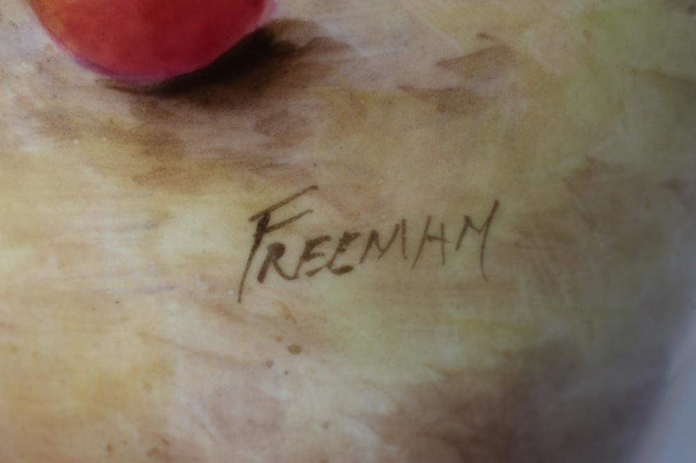 A ROYAL WORCESTER CHINA VASE Image