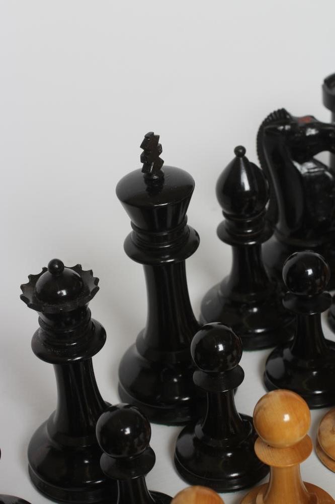 A CLUB SIZE STAUNTON PATTERN CHESS SET, King's rooks and knights with red stamped crown, weighted, Image