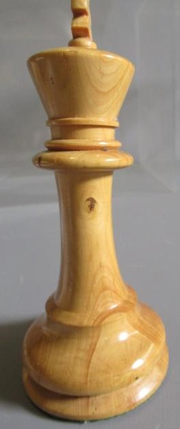 A CLUB SIZE STAUNTON PATTERN CHESS SET, King's rooks and knights with red stamped crown, weighted, Image