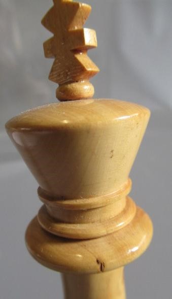 A CLUB SIZE STAUNTON PATTERN CHESS SET, King's rooks and knights with red stamped crown, weighted, Image