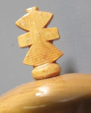 A CLUB SIZE STAUNTON PATTERN CHESS SET, King's rooks and knights with red stamped crown, weighted, Image