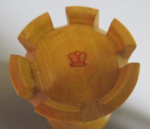 A CLUB SIZE STAUNTON PATTERN CHESS SET, King's rooks and knights with red stamped crown, weighted, Image