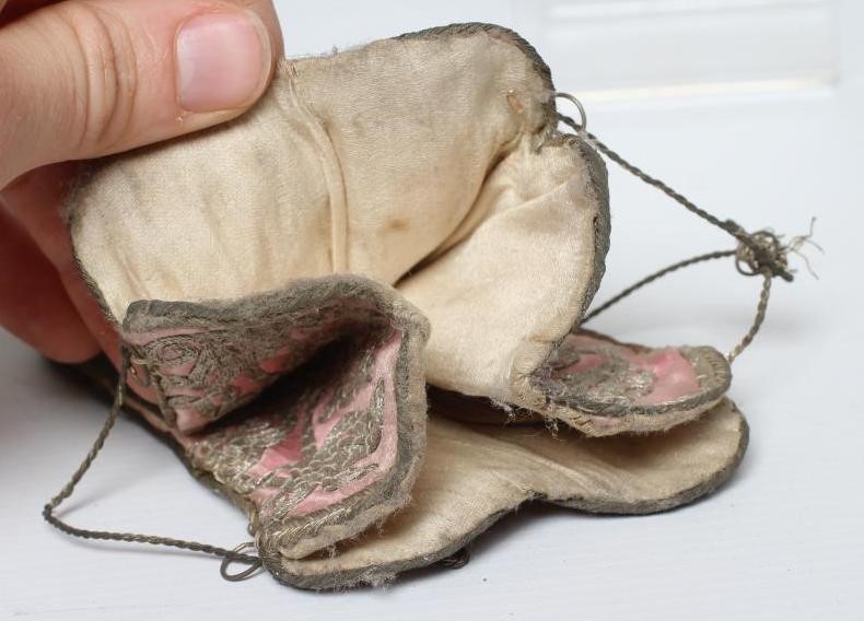 A PINK SILK DRAWSTRING PURSE Image