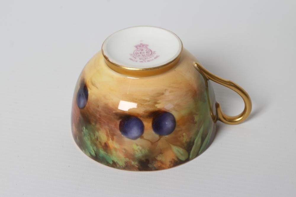 A ROYAL WORCESTER CHINA TEA CUP AND SAUCER Image