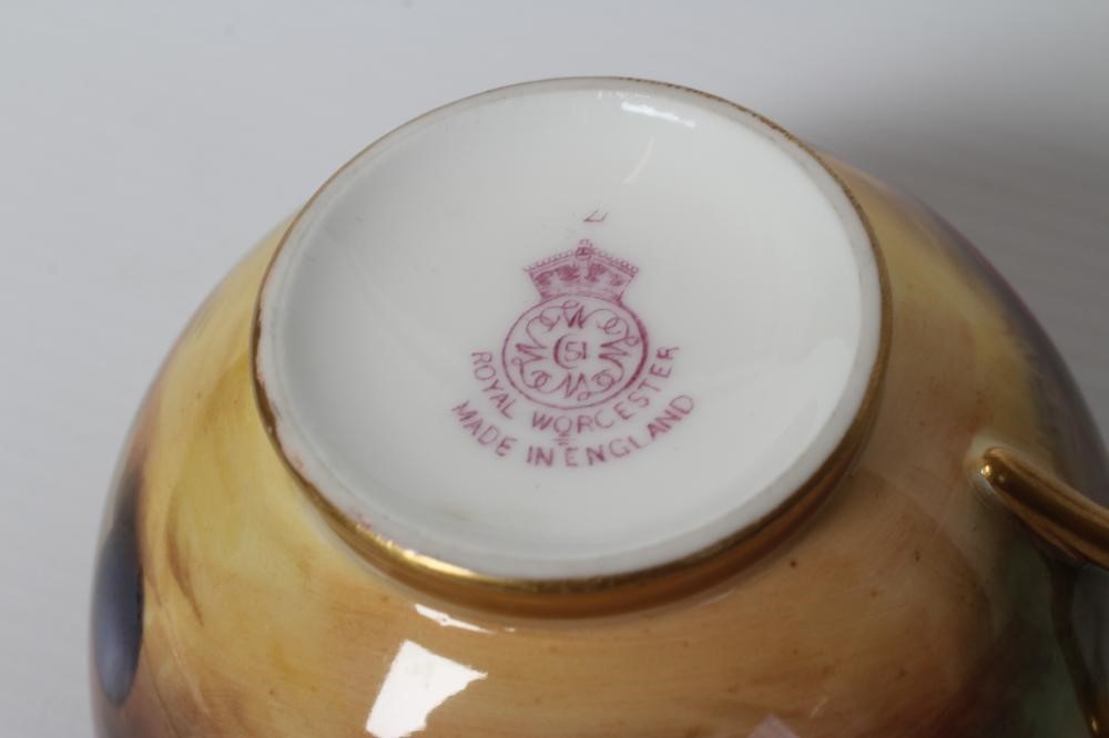 A ROYAL WORCESTER CHINA TEA CUP AND SAUCER Image